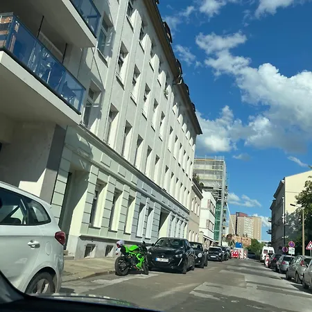 Erholsame Mit Balkon Und Einbaukueche Im Herzen Leipzigs Daire Leipzig